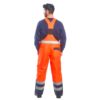 Spodnie Ogrodniczki Ostrzegawcze Portwest S489 Ocieplane 2 kolory do pracy bhp odzież robocza ocieplana zimowa jesienna szwedy odblaskowe na szelkach pomarańczowe na modelu z tyłu
