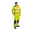 bluza ostrzegawcza Portwest KS60 odzież robocza mocna bluza odblaskowa z odblaskiem drogowa dla drogowców zasuwana na zamek z regulowanymi rękawami 9 kieszeni żółta przód na modelu