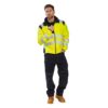 Kurtka Ostrzegawcza Softshell Vision Portwest T402 kurtka cienka przeciwdeszczowa wiatrówka odblaskowa drogowa mocna wzmacniana ochronna bhp z odblaskami dla drogowców wiatroodporna żółta czarna na modelu