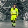 Spodnie Ostrzegawcze do pasa Vision Portwest T501 odblaskowe drogowe mocne spodnie do pasa w pas z nakolannikami kieszenie kaburowe bhp dla drogowców z pasami odblaskowymi żółte na modelu