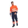Kombinezon ostrzegawczy trudnopalny Portwest MV29 Modaflame RIS jednoczęściowe ubranie na suwak spawalnicze z pasami odblaskowymi chemoodporny dwukolorowy granatowy pomarańczowy odzież ochronna robocza dla spawaczy sklep bhp na modelu
