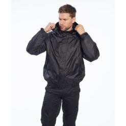 Kurtka ocieplana PORTWEST S503 Crux Bomber do pracy robocza korporacyjna bomberka do pasa kurtka krótka ocieplana polarem z kapturem wodoodporna przeciwdeszczowa z kieszeniami elegancka na suwak odzież robocza sklep bhp czarna na modelu