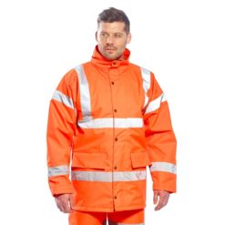 Kurtka Ostrzegawcza PORTWEST RT60 oddychająca wysokiej widoczności odblaskowa przeciwdeszczowa do pracy ochronna robocza z kapturem nieocieplana dla drogowców pasy odblaskowe sklep bhp pomarańczowa na modelu