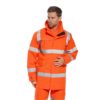 Kurtka Ostrzegawcza PORTWEST S590 Parka do pracy kurtka wodoodporna przeciwdeszczowa z pasami odblaskowymi z kapturem do biodra ocieplana jesień zima odzież ochronna wysokiej widoczności pomarańczowa na modelu
