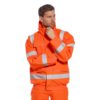 Kurtka Ostrzegawcza PORTWEST S591 Bomber do pasa przylegająca bomberka do pracy ochronna robocza kurtka jesienna wodoodporna przeciwdeszczowa wysokiej widoczności z kieszeniami sklep bhp pomarańczowa na modelu