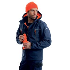 Bluza robocza softshell DELTA PLUS ORSA kurtka wiatrówka lekka odporna na deszcz przeciwdeszczowa wodoodporna wiatroszczelna z kapturem robocza ochronna dla pracowników bhp sklep system internetowy granatowa pomaranczowa na modelu