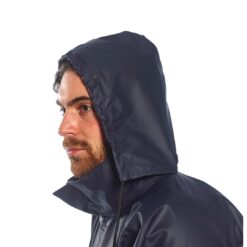 Kurtka przeciwdeszczowa trudnopalna PORTWEST FR46 do pracy ochronna robocza spawalnicza trudnopalna dla spawacza odzież bezpieczna dla pracowników bhp kurtka parka z kapturem wodoodporna wodoszczelna przeciwdeszczowa wiatrówka sealtex flame sklep system bhp granatowa detal