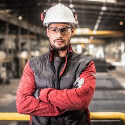 Bluza robocza LAHTI PRO L40132 do pracy robocza ciepła pikowana dresowa bhp sklep system internetowy wiatroszczelna ciepła dla pracowników na jesień zimę odzież robocza bluzka czerwona czarna na modelu