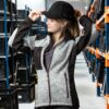 Bluza robocza damska NEO TOOLS 80-555 bluza do pracy ochronna ciepła damska dla kobiet softshell odzież ochronna bhp sklep system internetowy czarna szara różowa z kieszeniami na suwak na modelce