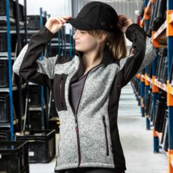 Bluza robocza damska NEO TOOLS 80-555 bluza do pracy ochronna ciepła damska dla kobiet softshell odzież ochronna bhp sklep system internetowy czarna szara różowa z kieszeniami na suwak na modelce