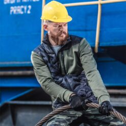 Bluza robocza LAHTI PRO L40136 odzież robocza do pracy dla pracowników ciuchy bhp sklep system internetowy pikowana ocieplana na jesień zimę z kieszeniami ciepła do pracy zielona czarna moro model