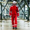Kombinezon trudnopalny PORTWEST FR50 spawalniczy dla spawacza ochronny odzież robocza dla pracowników niepalne antystatyczne antyelektrostatyczne z odblaskami odblaskowe jednoczęściowe ubranie ochronne bhp sklep system internetowy wytrzymałe z kieszeniami czerwony na modelu