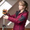 Kurtka Softshell damska NEO TOOLS 80-550 do pracy ochronna robocza dla pracowników dla kobiet bhp sklep system internetowy odzież ochronna różowa czarna przeciwdeszczowa kurteczka lekka wiatrówka wodoodporna polar z kapturem różowa czarna na modelce