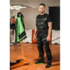 Ogrodniczki robocze NEO TOOLS 81-249 PREMIUM PRO szwedy szwedzkie na szelkach ochronne wytrzymałe bhp sklep system internetowy wygodne dla pracowników czarne zielone na modelu